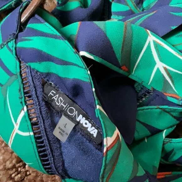 Take 50% OFF- Fashion Nova Halter Neck Palm Prints Dress, Size-L - Picture 14 of 14